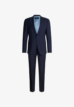 Marineblauw herenenkostuum met twee knopen, een notch-revers, klepzakken en bijpassende broek, met een lichtblauwe voering.