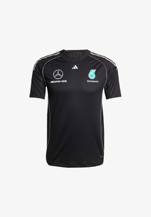 Černý sportovní dres s krátkým rukávem, vyrobený z prodyšné tkaniny. Obsahuje bílé pruhy, loga na hrudi a kulatý výstřih.