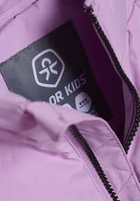 Svijetloplavi, lagani jacket s crnim patentnim zatvaračem, s oznakom za njegu unutar i s kviltanom teksturom unutrašnjosti.