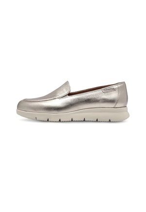 Mocassino slip-on argento metallizzato con suola bianca imbottita e punta arrotondata, progettato per un uso casual.