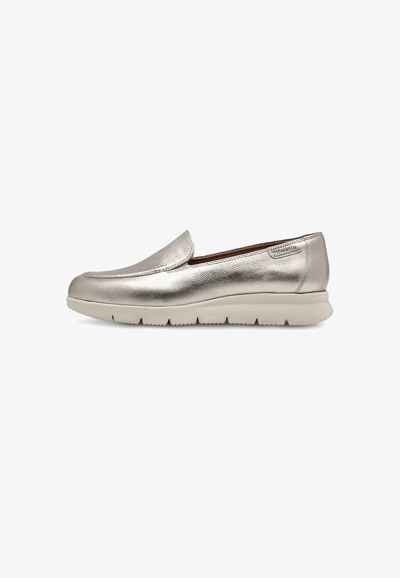 Mocassino slip-on argento metallizzato con suola bianca imbottita e punta arrotondata, progettato per un uso casual.