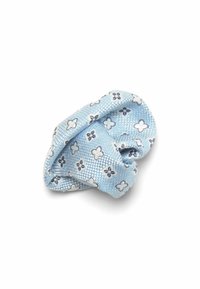 Hellblau gemusterter Stoff, zerknitterte Krawatte mit gestickten Blütenmotiven in Dunkelblau und Silber auf einem strukturierten Hintergrund.