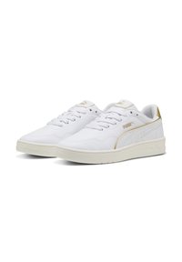 Hvide sneakers lavet af syntetisk materiale, med en glat overflade, rund tå, guldfarvede detaljer og en gummisål med lav profil.