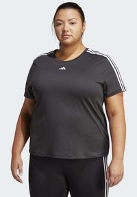 Svart idretts-T-skjorte med korte ermer, med hvite striper på skuldrene og en liten logo på brystet. Laget av glatt stoff.