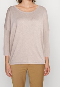 Maglione beige chiaro con scollatura ampia e maniche a tre quarti. Tessuto a coste sulle maniche, materiale morbido, vestibilità rilassata.