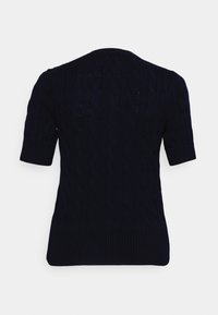 Mörkblå stickad tröja med korta ärmar och räfflad nederkant, med kabelstickat mönster på baksidan och slät yta.