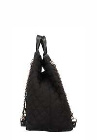 Pikowana czarna torba z tkaniny o trójkątnym kształcie, z górnymi uchwytami ze skóry i złotymi łańcuchami po bokach.