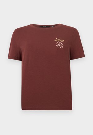 Kortermet brun T-skjorte med rund hals og liten gul "le Soleil" tekst samt solgrafikk på venstre brystområde.