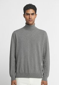 Męski szary sweter z golfem wykonany z miękkiej dzianiny, z długimi rękawami i dopasowanym dołem. Prosty wzór bez widocznych deseni ani akcentów.