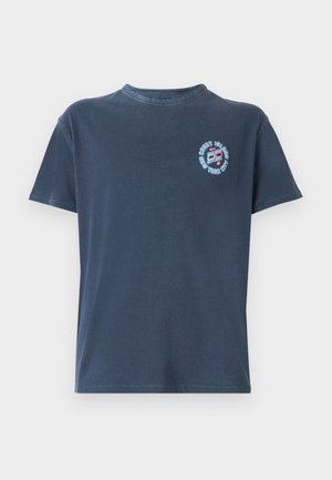 Marineblaue Baumwoll-T-Shirt mit kurzen Ärmeln, rundem Halsausschnitt und grafischem Druck auf der linken Brust, der kreisförmigen Text und ein Logo zeigt.