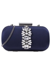 Navy satiinilaukku, jossa on hopeaketju; keskellä on kristallikoriste, jossa on erilaisia muotoja ja kokoja olevia kiviä.