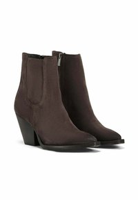Stivaletti in suede marrone fino alla caviglia con punta affusolata, tacco a blocco e cerniera laterale. Texture liscia con un design minimalista e senza hardware visibile.