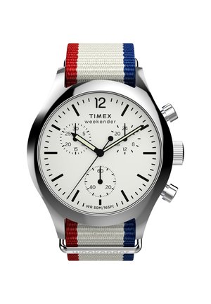 Montre Timex Weekender avec un boîtier en acier inoxydable argenté, un cadran blanc, des index horaires noirs et un bracelet en tissu tissé tricolore rouge, blanc et bleu.