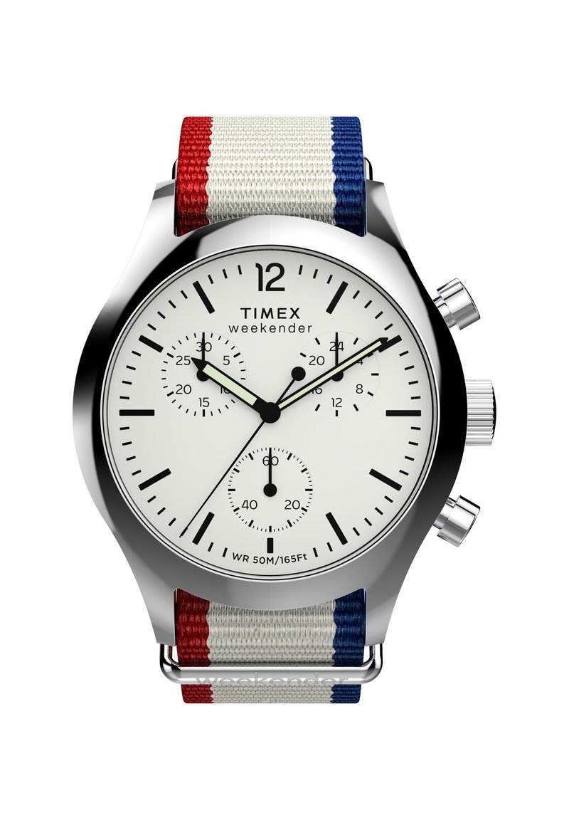 Reloj Timex Weekender con caja de acero inoxidable plateada, esfera blanca, marcadores de hora negros y una correa de tela tricotada tricolor en rojo, blanco y azul.