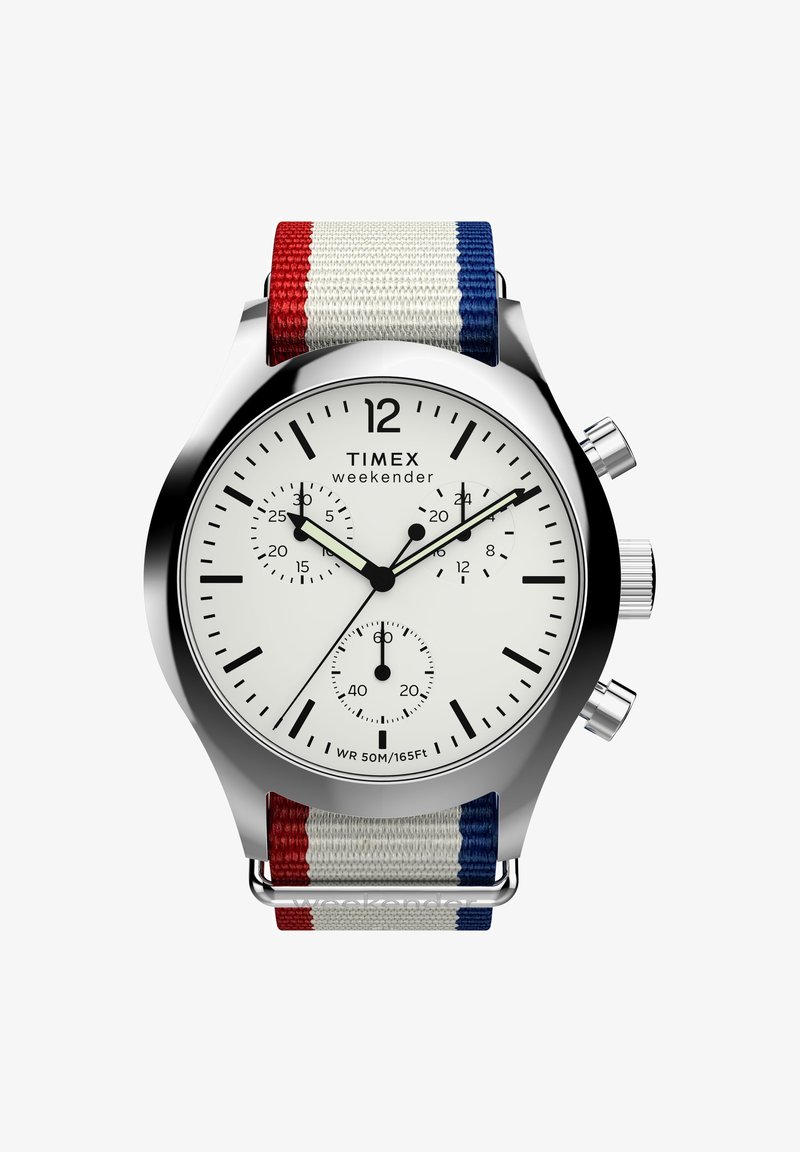 Reloj Timex Weekender con caja de acero inoxidable plateada, esfera blanca, marcadores de hora negros y una correa de tela tricotada tricolor en rojo, blanco y azul.