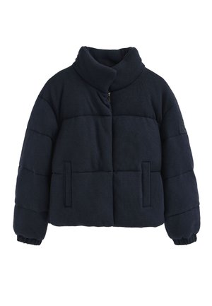Navyblaue Steppjacke mit hohem Kragen, horizontalem Steppmuster, Reißverschluss und zwei seitlichen Taschen mit elastischen Bündchen.