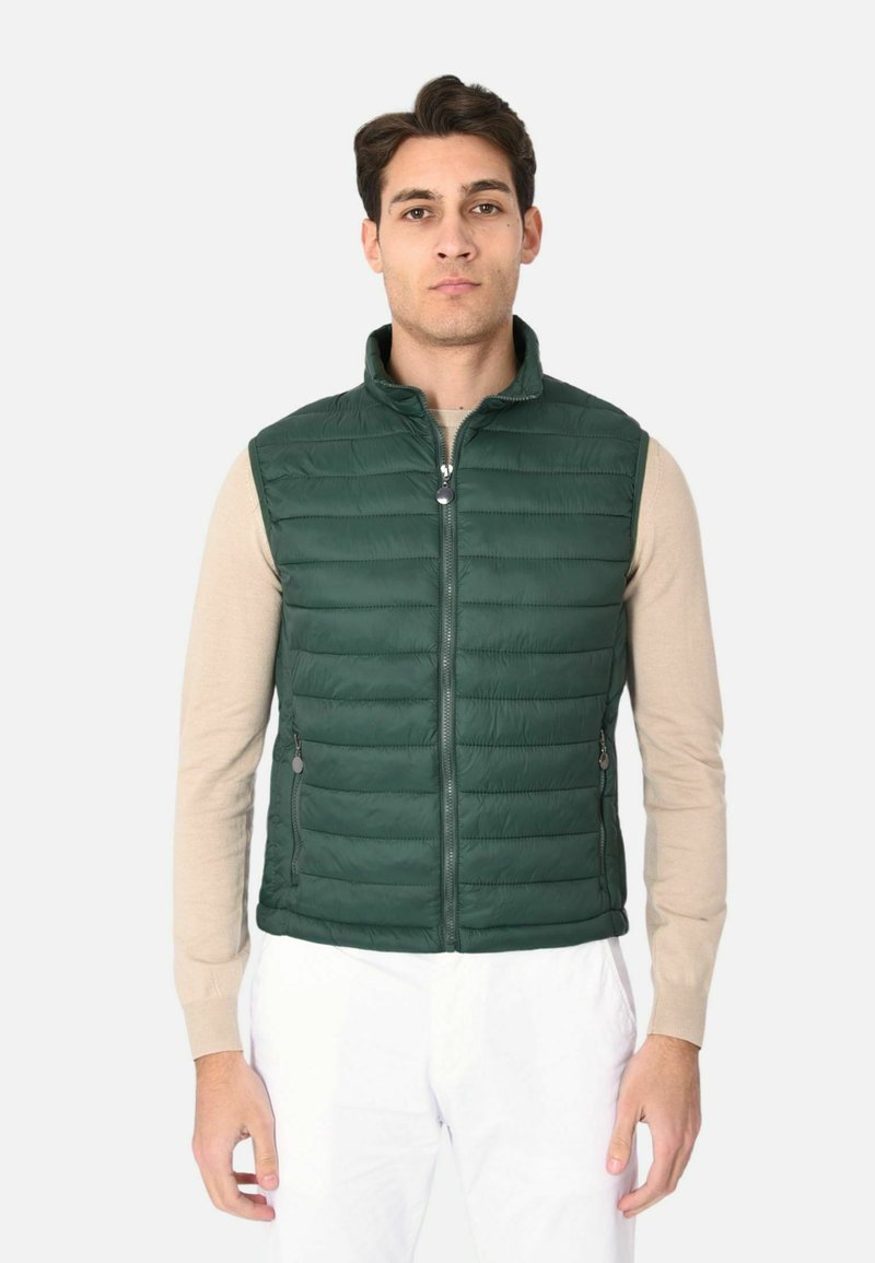Gilet imbottito verde, trapuntato, con colletto alto e chiusura con zip, dotato di due tasche laterali e un design leggero.