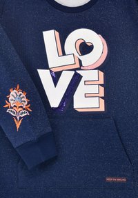 Marineblaues Sweatshirt mit glitzernder Textur, ausgestattet mit großem "LOVE"-Druck in Pink und Weiß. Blumenstickerei an den Ärmeln und der Vordertasche.