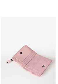 Roze leren portemonnee met ritssluiting, voorzien van kaartsleuven en een drukknop. Effen textuur en minimalistisch ontwerp.