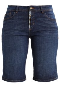 Bermudas de mezclilla en azul oscuro con cierre de cinco botones, que cuentan con bolsillos frontales y un corte recto, dobladillo vuelto en las piernas.