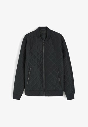 Czarna pikowana kurtka bomberka zapinana na zamek, z prążkowanym kołnierzem i mankietami, z dwoma bocznymi kieszeniami na zamek i gładką teksturą.