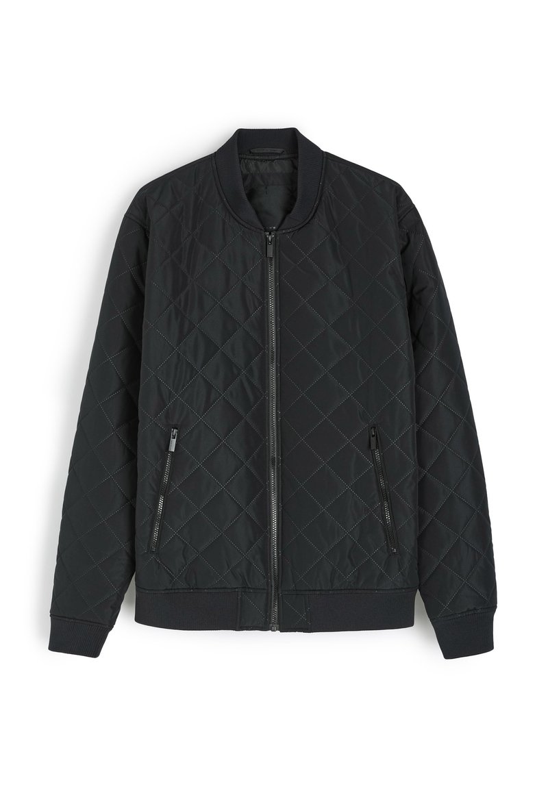 Czarna pikowana kurtka bomberka zapinana na zamek, z prążkowanym kołnierzem i mankietami, z dwoma bocznymi kieszeniami na zamek i gładką teksturą.