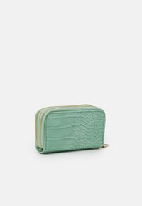 Portefeuille vert menthe en simili cuir texturé avec un motif crocodile, doté d'une fermeture éclair dorée. Forme rectangulaire compacte.