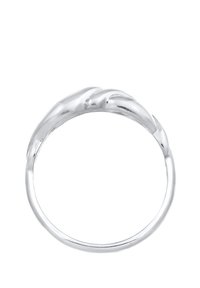 Bague en argent au design tordu, avec une surface lisse et polie et un fin anneau. Sans pierres ni embellissements supplémentaires.