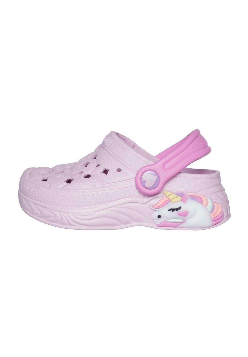 Zuecos de plástico rosa con agujeros cortados, un diseño de unicornio en el lado y una correa rosa para asegurar el talón. Ligeros y duraderos.