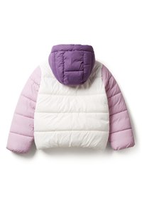Dopasowana kurtka z kapturem, w kolorowym gradiencie od fioletowego do białego, o pikowanej fakturze. Rękawy są w jasnym fioletowym kolorze, a korpus jest biały.