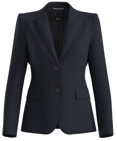 Blazer bleu marine en tissu lisse, avec un col à revers cranté, deux boutons, et deux poches avant, coupe ajustée.