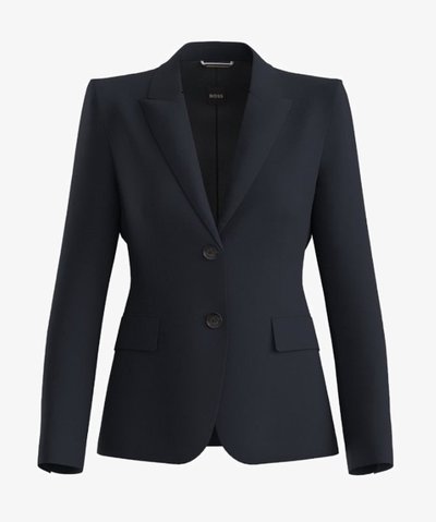 Blazer bleu marine en tissu lisse, avec un col à revers cranté, deux boutons, et deux poches avant, coupe ajustée.