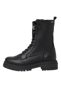 Czarne, sznurowane buty wojskowe z chropowatej skóry, z masywną podeszwą, wzmocnionym przodem oraz solidnym uchwytem z tyłu.