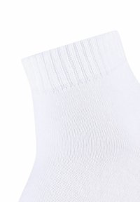 Hvid bomuldsstrømpe med en tekstureret ribbet kant. Stoffet fremstår blødt og glat og viser en tætsiddende form.