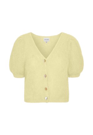 Cardigan court jaune doux avec manches courtes bouffantes et quatre boutons sur le devant, en tissu tricoté duveteux.
