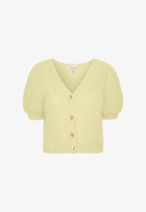 Zachte gele korte cardigan met opgeblazen korte mouwen en vier knopen aan de voorkant, gemaakt van pluizige breistof.