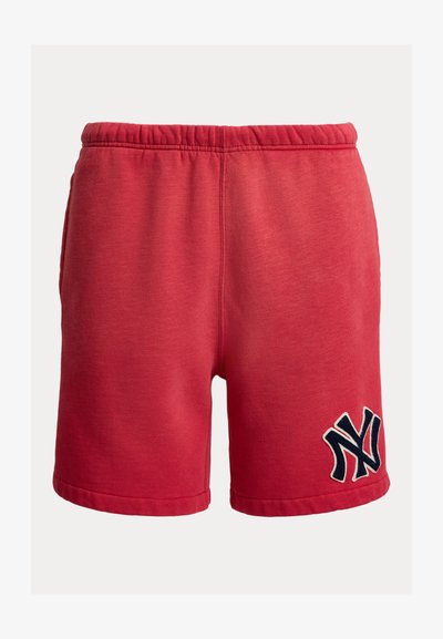 Short en coton rouge avec ceinture élastique et logo entrelacé "NY" bleu marine sur la partie inférieure de la jambe gauche.