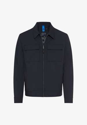 Veste bleu marine avec fermeture éclair à l'avant, deux poches poitrine et un col. Fabriquée en tissu lisse avec un design minimaliste et des poignets élastiques.