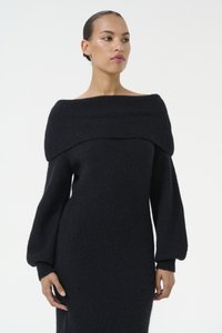 Abito maglione nero in maglia con design off-the-shoulder, maniche lunghe a palloncino, tessuto testurizzato e siluetta aderente.
