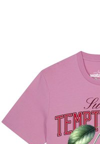 Roze katoenen T-shirt met korte mouwen, grote tekst met het woord "TEMPT" in het rood, en een grafisch detail van een groen blad.
