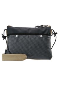 Czarna i brązowa torba na ramię wykonana z teksturowanej tkaniny; posiada zamek błyskawiczny, regulowany pasek oraz przednie kieszenie na zatrzask. Gładki skórzany akcent.