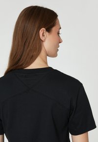 Sail Racing W RACE HEAVY TEE - T-shirts basic - carbon