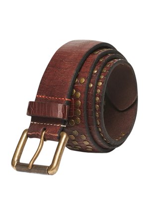 Cintura in pelle marrone con finitura texture, borchie metalliche lungo la cinghia e una fibbia in ottone di forma rettangolare.