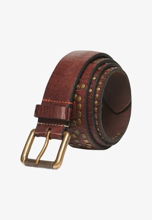 Cintura in pelle marrone con finitura texture, borchie metalliche lungo la cinghia e una fibbia in ottone di forma rettangolare.