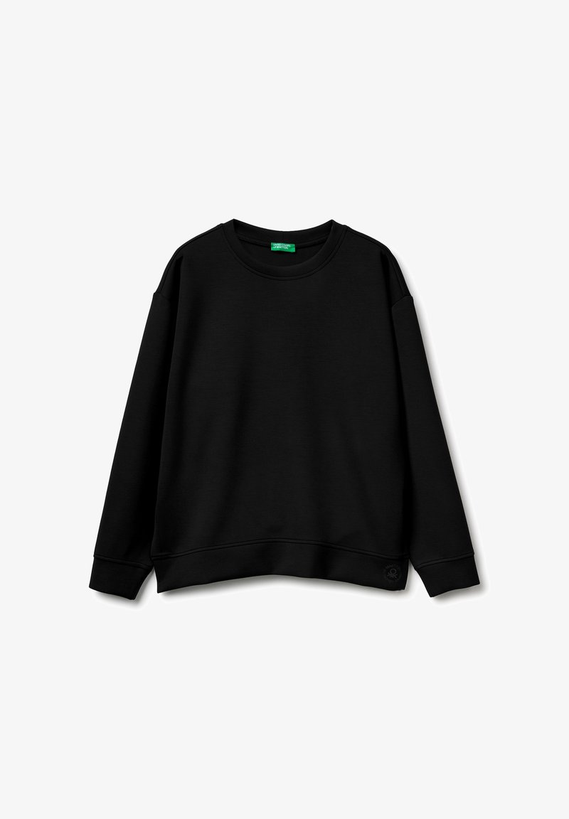 Sudadera negra fabricada con un tejido suave, con cuello redondo, mangas largas y un corte relajado. Incluye un sutil detalle del logo en el dobladillo.