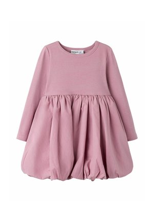 Robe rose à manches longues pour bébé fille avec corsage côtelé et jupe bouffante froncée.
