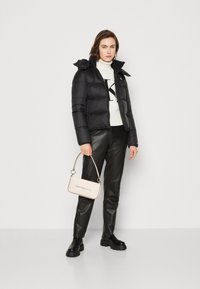 Calvin Klein Jeans ARCHETYPE SHORT PUFFER - Dūnu jaka - black