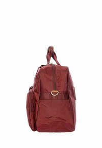 Zaino in nylon bordeaux con forma rettangolare, maniglia superiore, chiusura con zip, tasche laterali e dettagli in metallo dorato.