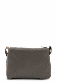 Borsa di tessuto grigia con superficie testurizzata, chiusura con zip e manico in pelle marrone. Forma rettangolare, design minimalista.