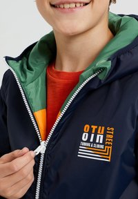 WE Fashion REVERSIBLE JAS MET COLOURBLOCK - Tunn jacka - green